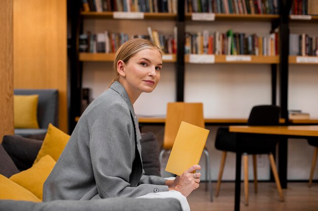 Vrij jong meisje poseren in de bibliotheek