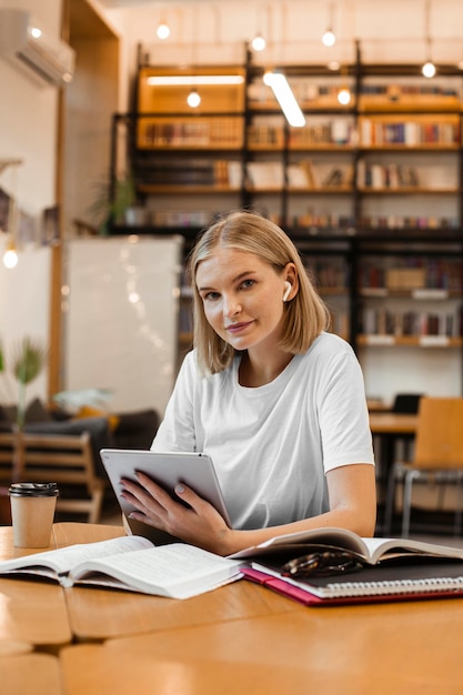 Vrij jong meisje poseren in de bibliotheek