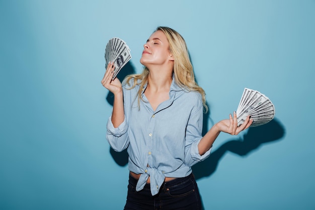 Vrij jong verbazend blond het geld van de vrouwenholding in handen.