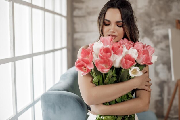 Vrij jong vrouwtje met tulpen