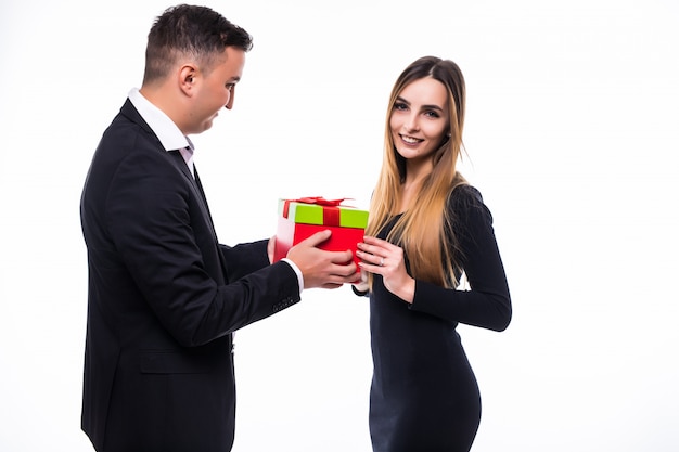 Vrij Jonge man en meisje paar huidige gift in rode doos op wit