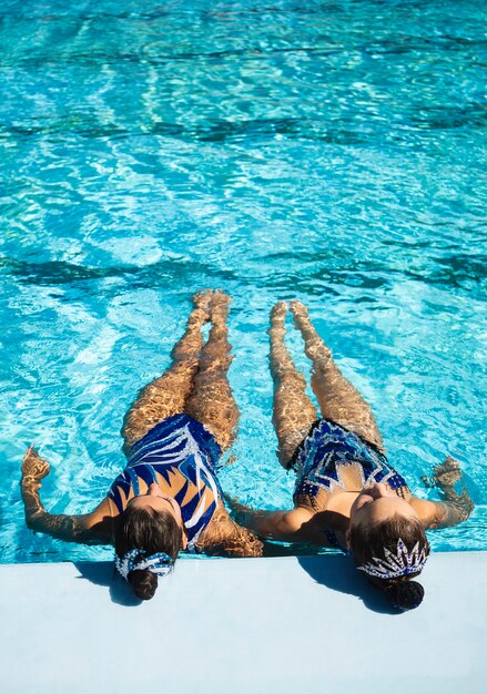 Vrij jonge meisjes die in het water stellen