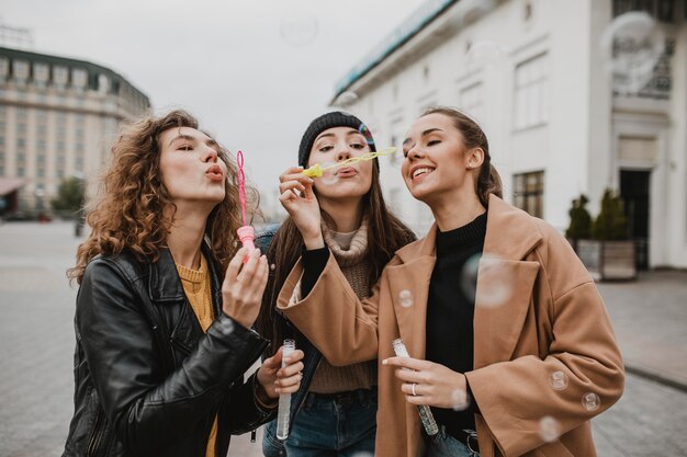 Gratis foto vrij jonge meisjes die samen plezier hebben