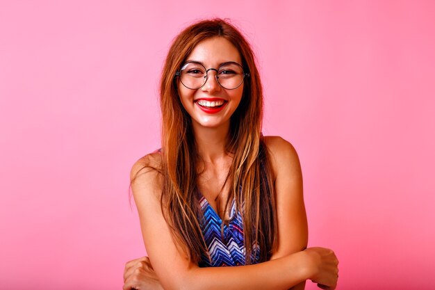 Vrij jonge sensuele hipster vrouw met lange donkerbruine haren