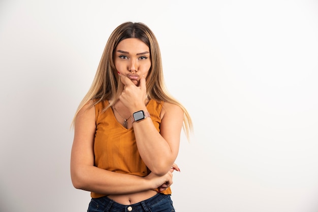 Vrij jonge volwassen vrouw die naar camera kijkt en zich voordeed.