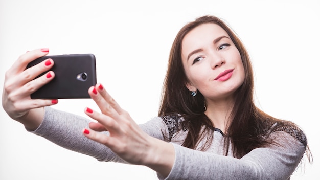 Vrij jonge vrouw die selfie op haar smartphone maken