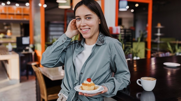 Vrij jonge vrouw die van een koffiepauze geniet