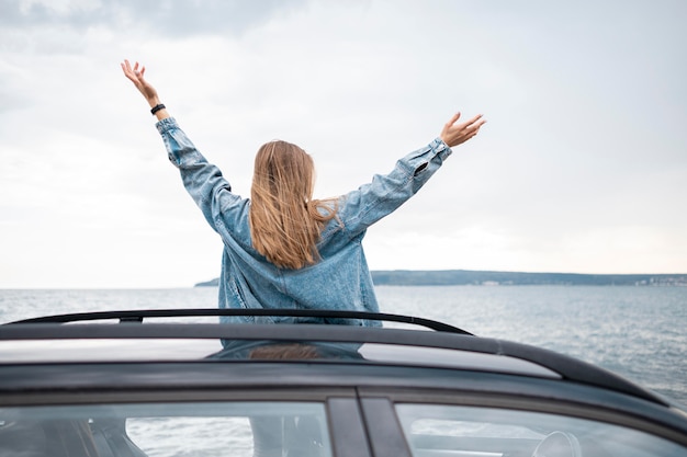 Vrij jonge vrouw die van roadtrip geniet