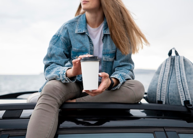 Vrij jonge vrouw die van roadtrip geniet