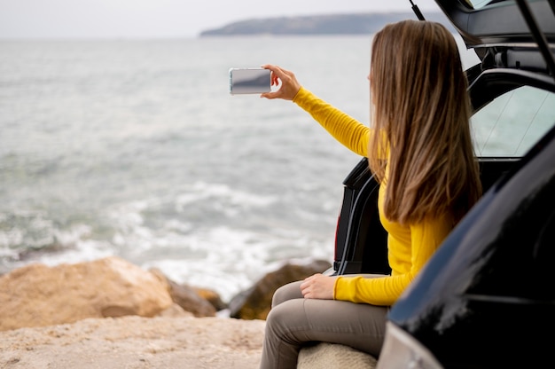 Vrij jonge vrouw die van roadtrip geniet