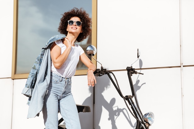 Gratis foto vrij jonge vrouw in zonnebril het stellen