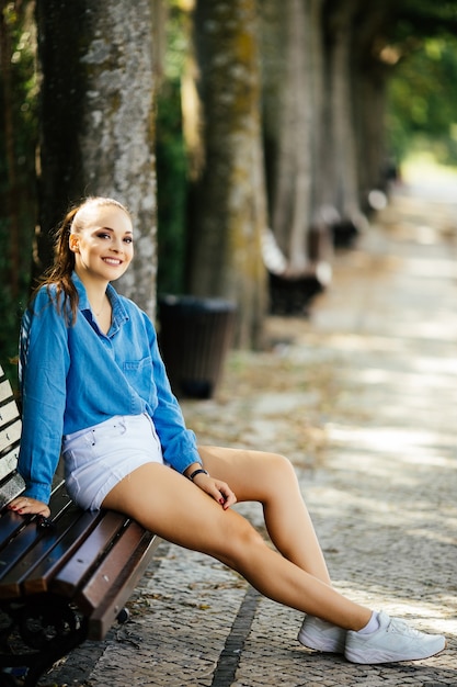 Vrij mooie jonge vrouw die in park rust