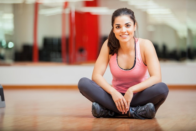 Vrij Spaanse jonge vrouw die zit te wachten op haar gymles