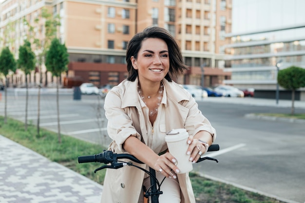 Vrij volwassen vrouw poseren met milieuvriendelijke fiets