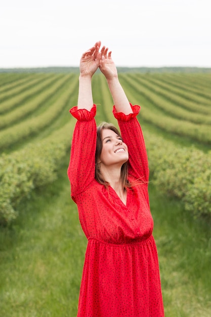 Gratis foto vrije vrouw in het groene veld