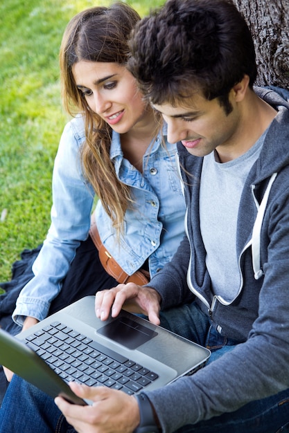 Gratis foto vrijetijdsbesteding vrouwen schattige gras technologie