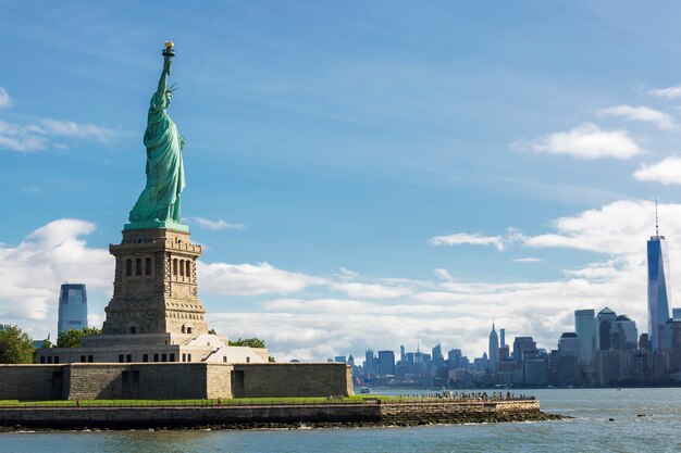 Vrijheidsbeeld en de Skyline van New York City, Verenigde Staten.