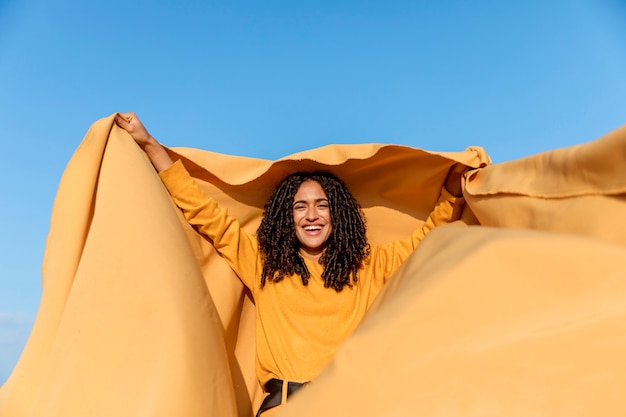 Gratis foto vrijheidsconcept met de doek van de vrouwenholding in aard