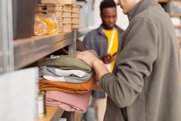 Vrijwilliger bij het selecteren en organiseren van kleding donaties voor liefdadigheid