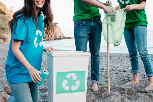 Vrijwilligers en strandconcept