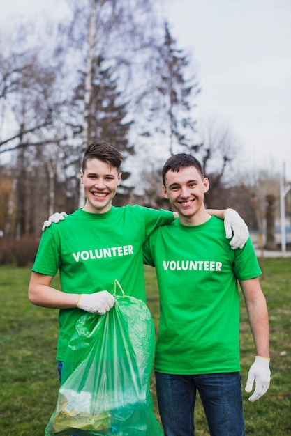 Vrijwilligers met afval