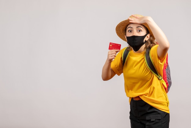 vroeg zich af jonge vrouw met een zwart masker met een kaart op wit