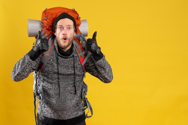 Vroeg zich af mannelijke lifter met leren handschoenen en rugzak duimen omhoog