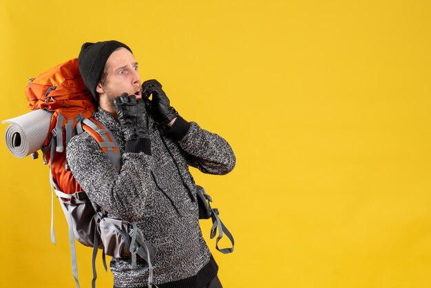 vroeg zich af mannelijke lifter met leren handschoenen en rugzak