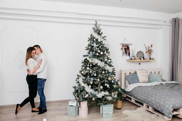 Vrolijk kerstfeest. Jong koppel vieren Kerstmis