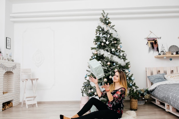 Vrolijk kerstfeest. Jonge vrouw het vieren Kerstmis