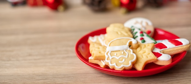 Vrolijk kerstfeest met zelfgemaakte koekjes op houten tafel achtergrond. kerstmis, feest, vakantie en gelukkig nieuwjaar concept