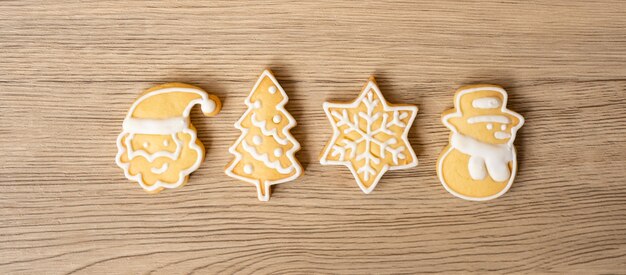 Vrolijk kerstfeest met zelfgemaakte koekjes op houten tafel achtergrond. kerstmis, feest, vakantie en gelukkig nieuwjaar concept Premium Foto