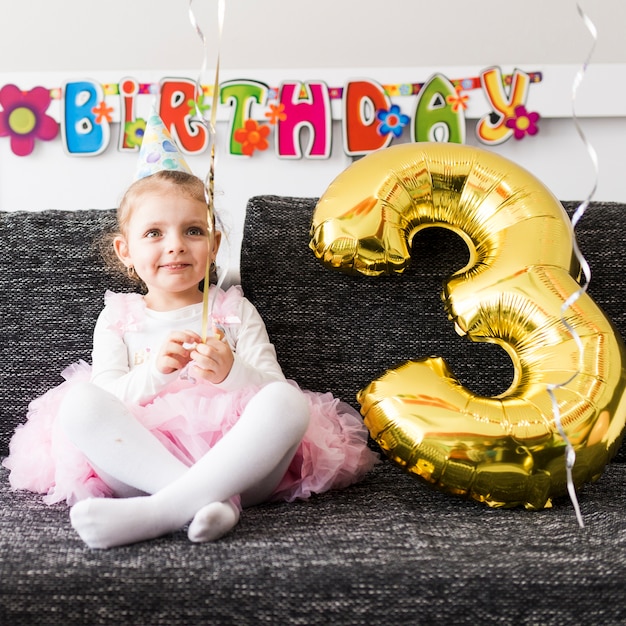 Gratis foto vrolijk meisje met ballon