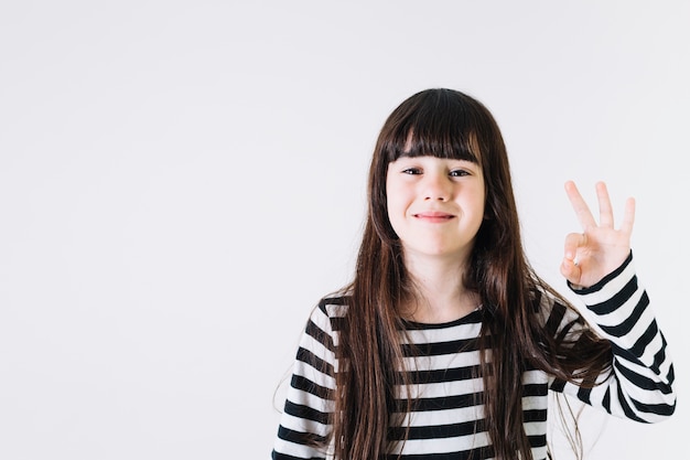 Vrolijk meisje OK gesturing