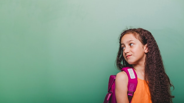 Gratis foto vrolijk meisje op schoolbord