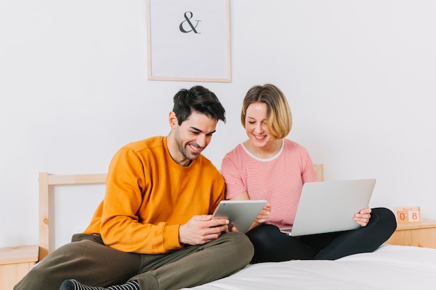 Vrolijk paar die tablet bekijken