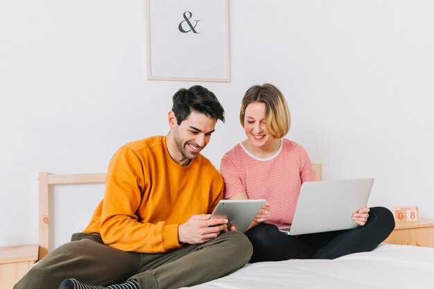 Vrolijk paar die tablet bekijken