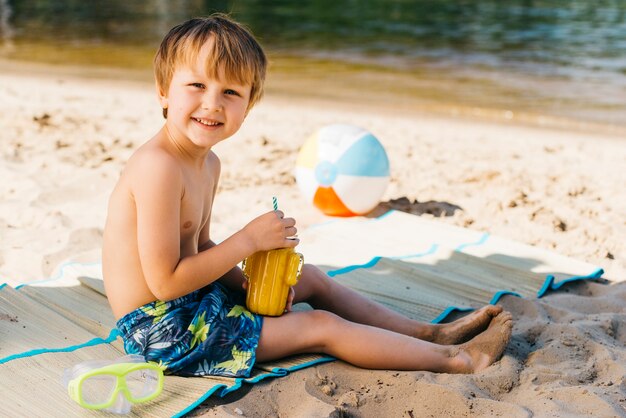 Vrolijk, schattig, kind, het glimlachen, op, coast