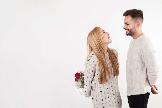 Vrolijk vrouwen verbergend boeket van de mens