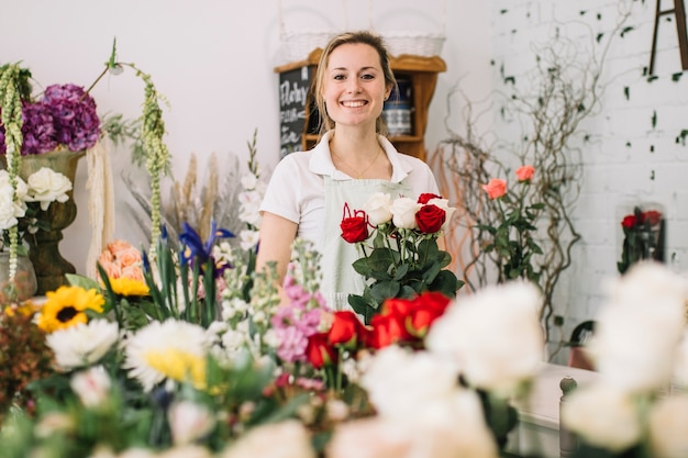 Vrolijke arbeider van bloemwinkel