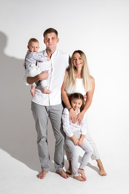 Vrolijke blanke familie met twee kinderen in de studio.