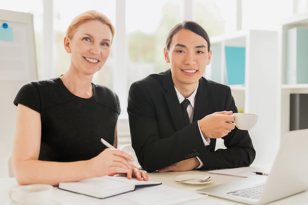 Vrolijke collega's hebben werkvergadering