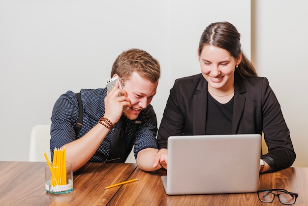 Vrolijke collega&#39;s in kantoor