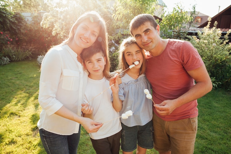 Gratis Foto vrolijke de heemstvleespen van de familieholding en het bekijken camera