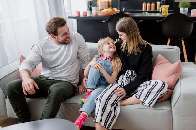 Gratis foto vrolijke familie die op laag koestert