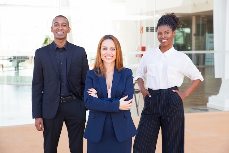 Gratis Foto vrolijke interculturele zakelijke collega&#39;s in formele outfits