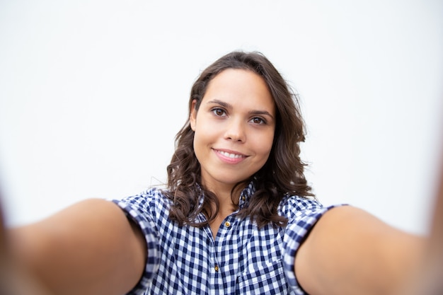 Vrolijke jonge vrouw die selfie neemt