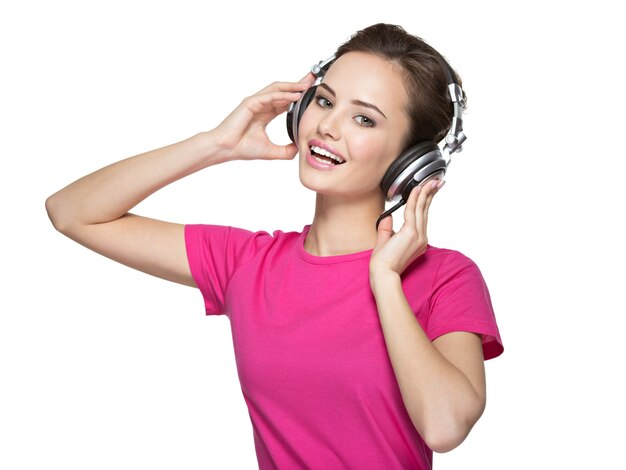 Vrolijke jonge vrouw luisteren muziek met een koptelefoon