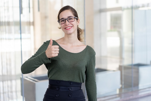 Vrolijke jonge werknemer die professioneel succes viert