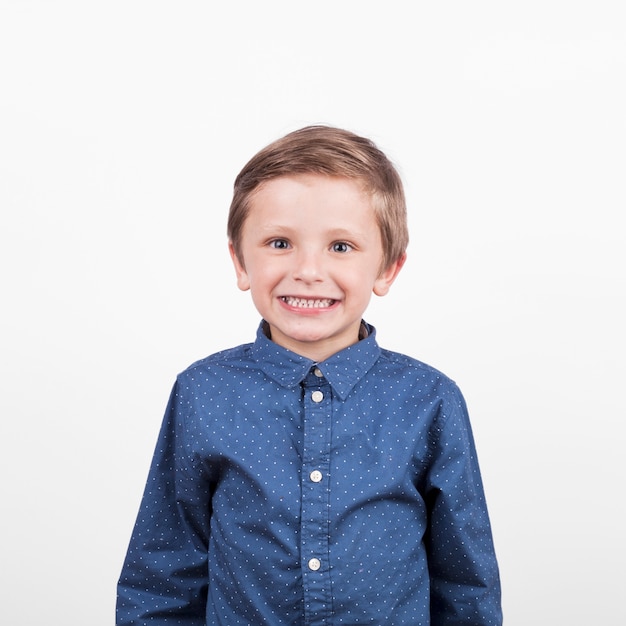 Vrolijke jongen in blauw shirt